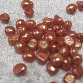 Helmi punaoranssi makeanvedenhelmi värjätty n. 4-5mm irtohelmi 