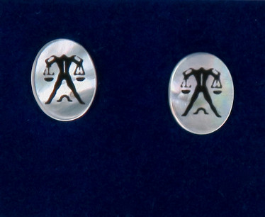 Nappikorvakorut VAAKA LIBRA 925-hopea ja simpukka