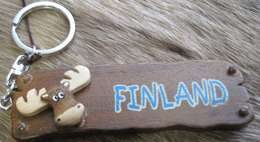 Avaimenperä hirvi,  Finland-teksti  puukyltti 9x3cm