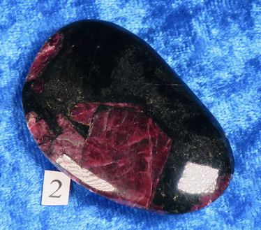 Eudialyytti taskukivi 33g 54x35x10mm EU2