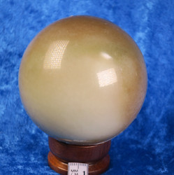 Kivipallo nefriitti vaalea 530g 65mm. Katso video