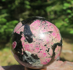 Kivipallo eudialyytti jossa akmiitti ja astrofylliitti 690g 7cm video