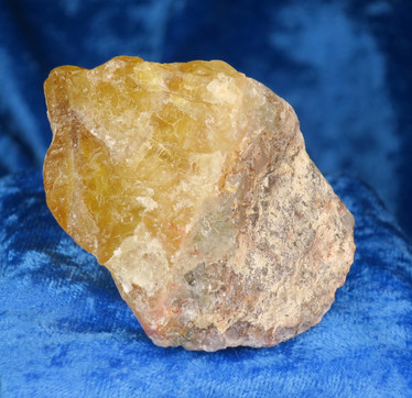 Fluoriitti raaka, puoliksi keltainen, vihreänvioletti 196g 60x50x50mm