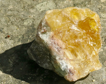 Fluoriitti raaka, puoliksi keltainen, vihreänvioletti 196g 60x50x50mm