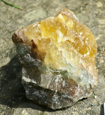 Fluoriitti raaka, puoliksi keltainen, vihreänvioletti 196g 60x50x50mm