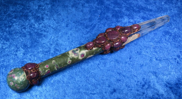 Chakrahoitosauva rubiinifuksiitti, 28 aitoa rubiinia,  30cm 495g suuri