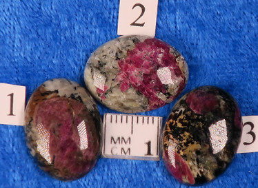 Eudialyytti kapussi cabochon 15x20mm, ovaali