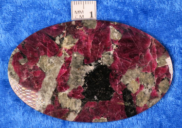 Eudialyytti kapussi cabochon 45x72mm iso ovaali