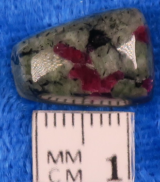 Eudialyytti kapussi cabochon n.16x11mm nro d