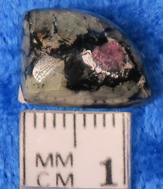 Eudialyytti kapussi cabochon 14x10mm nro c