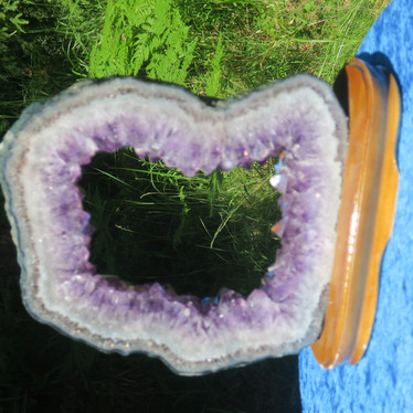 Ametistigeodin siivu puujalustalla 6,14kg 37x31cm upea ametisti-ikkuna