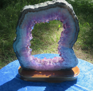 Ametistigeodin siivu puujalustalla 6,14kg 37x31cm upea ametisti-ikkuna