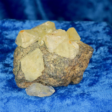 Fluoriitti keltaisia fluoriittikiteitä matriksissa 64g 5x4x3cm