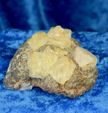 Fluoriitti keltaisia fluoriittikiteitä matriksissa 64g 5x4x3cm