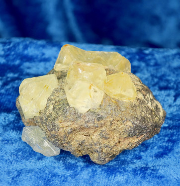 Fluoriitti keltaisia fluoriittikiteitä matriksissa 64g 5x4x3cm