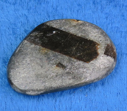 Stauroliitti ristikivi  hiottu amuletti taskukivi n. 37x26mm 13g