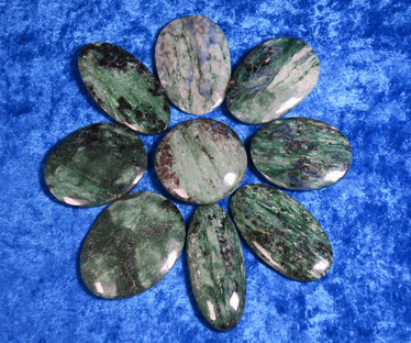 Fuksiitti, Fuchsite vihreä taskukivi 20-30g. Valitse.