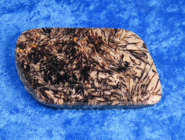 Astrofylliitti siivu 40x55x5mm 29g hiottu toiselta puolelta