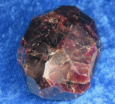 Almandiini granaatti viistehiottu kide 129g 52x40x24mm