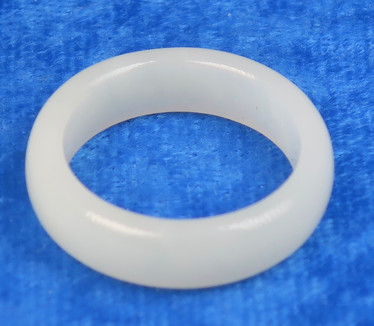 Akaattisormus 16mm, valkoinen kivisormus  leveys 6mm
