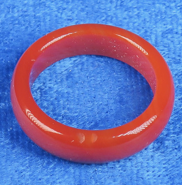 Akaattisormus 17,5mm oranssi karneoli kivisormus, leveys 5mm