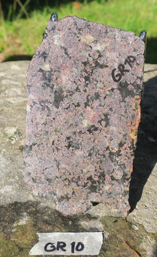 Almandiini granaattikiteitä siivu  150x90x3mm 140g Suomi nro GR10