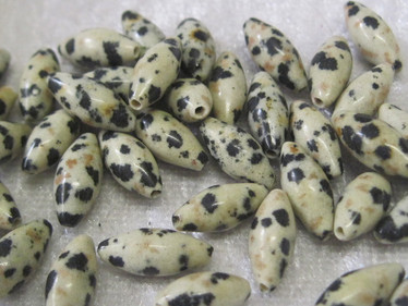 Dalmatianjaspis n.12x4mm riisin mallinen irtohelmi