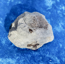 Stauroliitti ristikivi amulettikivi 37g 45x40x25 Hi12c