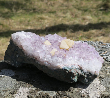 Ametisti kidesykerö, kalsiitti 667g 135x105x45mm Brasilia T