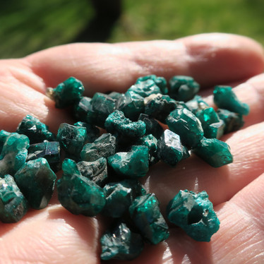 Dioptaasi  0,3-0,5g smaragdinvihreä kide tai kidesykerö Kazakstan