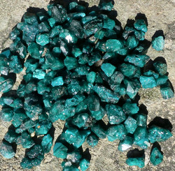 Dioptaasi  0,6-0,7g smaragdinvihreä kide tai kidesykerö Kazakstan