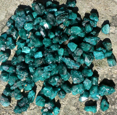 Dioptaasi  0,9-1,6g smaragdinvihreä kide tai kidesykerö Kazakstan