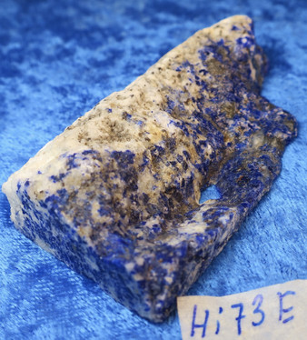 Lapis latsuli raaka, 1 pinta sahattu, reikä, 60g 75x40x17mm Hi73E