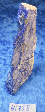 Lapis latsuli raaka, 1 pinta sahattu, reikä, 60g 75x40x17mm Hi73E