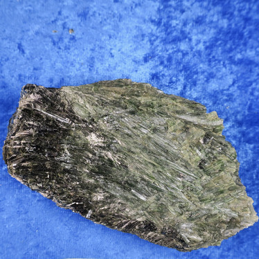 Aktinoliitti kidesykerö 265g 100x65x30mm Hi166