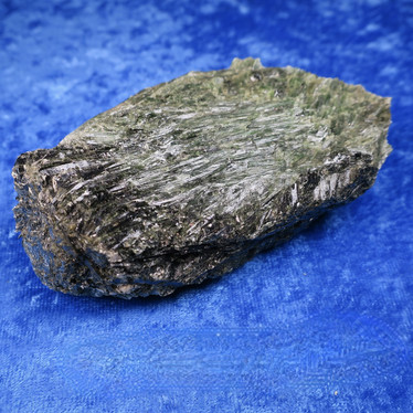 Aktinoliitti kidesykerö 265g 100x65x30mm Hi166