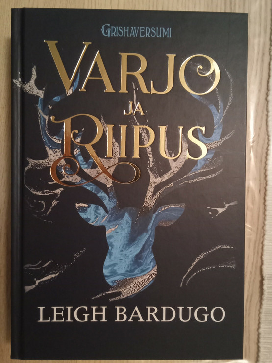 Leigh Bardugo: Varjo ja riipus