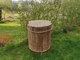 Iso vanha puusaavi kannella 300 litraa