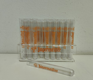 Jägermeister drinkkiputkilot telineessä