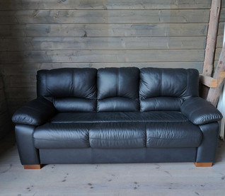 Musta muhkea sohva