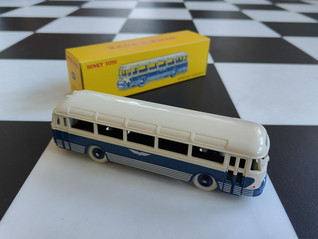 Dinky Toys 29 F Autocar Chausson pienoismalli