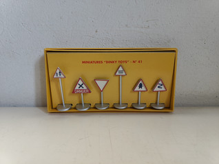 Dinky Toys nro 41 liikennemerkit pienoismalli