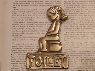 Vintage kullanvärinen wc-kyltti tyttö potalla