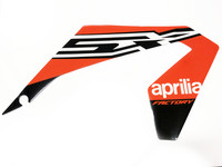 Etukatteen tarra (oikea, punainen), Aprilia RX/SX 18->