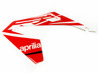 Etukatteen tarra (vasen, puna/valko), Aprilia RX/SX 18->