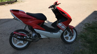 TNT z-kate (vasen), punainen, Yamaha Aerox