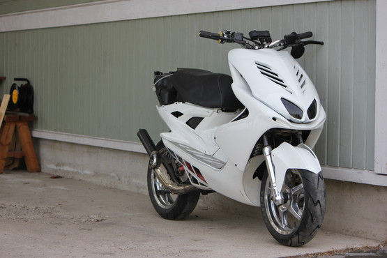 Astinlautakate valkoinen, Yamaha Aerox <-12