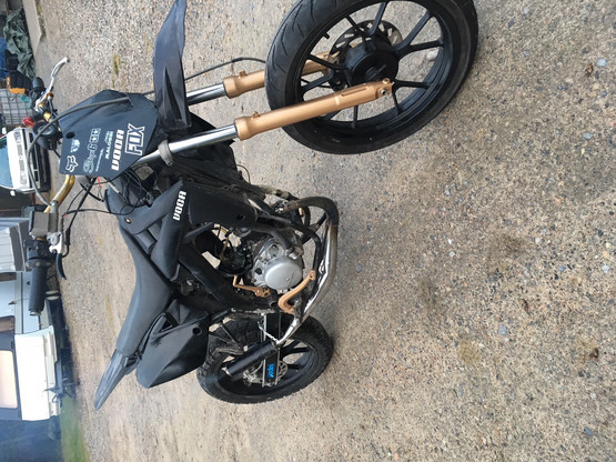 KTM numerokilpi, musta