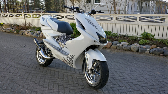 Tun'r etukate, Yamaha Aerox, valkoinen