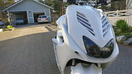 Tun'r etukate, Yamaha Aerox, valkoinen